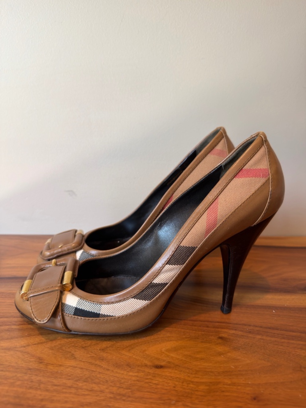 Burberry Logo Tan Nova Check Buckle Pumps 39.5